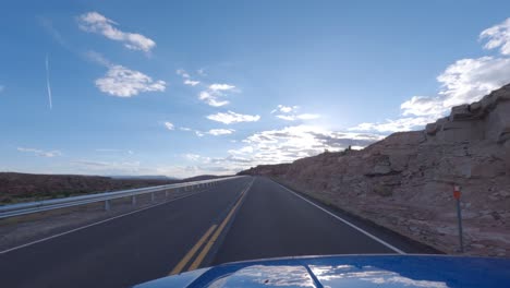 Conduciendo-Hacia-El-Oeste-Por-La-Ruta-24-Del-Estado-De-Utah-Y-Luego-Desviándose-Por-Un-Camino-De-Tierra-Del-Desierto