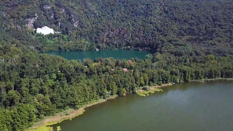 Vista-De-Los-Lagos-De-Monticchio-Desde-Un-Dron