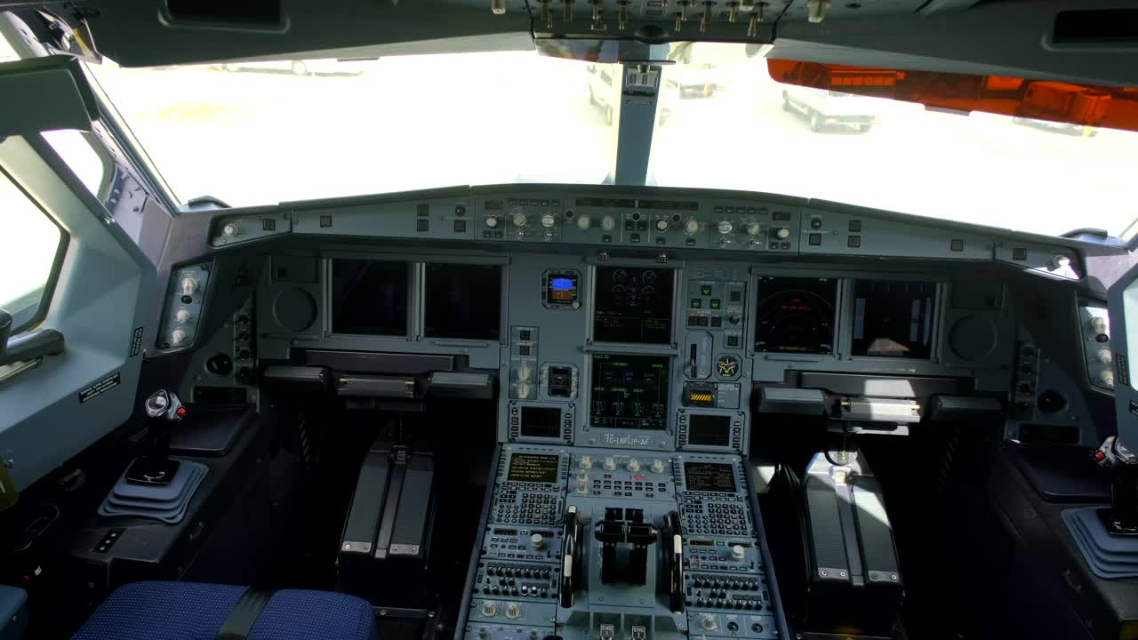 항공기 조종실 청소 및 비행 전 준비