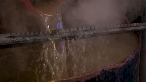 forja de metal de herrero en cámara lenta de 120 fps