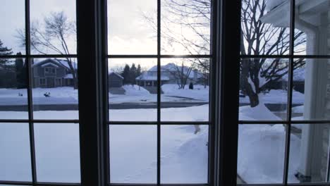 Vista-A-Través-De-Un-Panel-De-Ventana-Dividido-De-Una-Calle-Nevada-Durante-El-Invierno-En-Eden-Prairie,-Minnesota