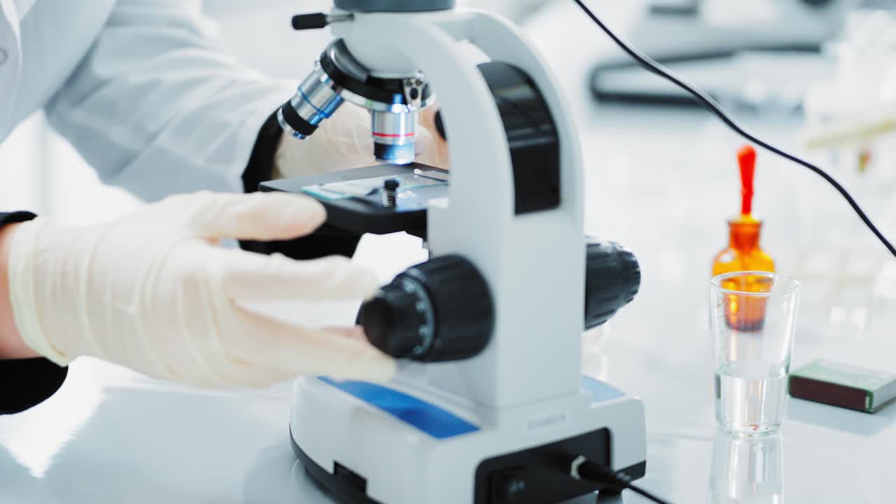 científico usando un microscopio en un laboratorio