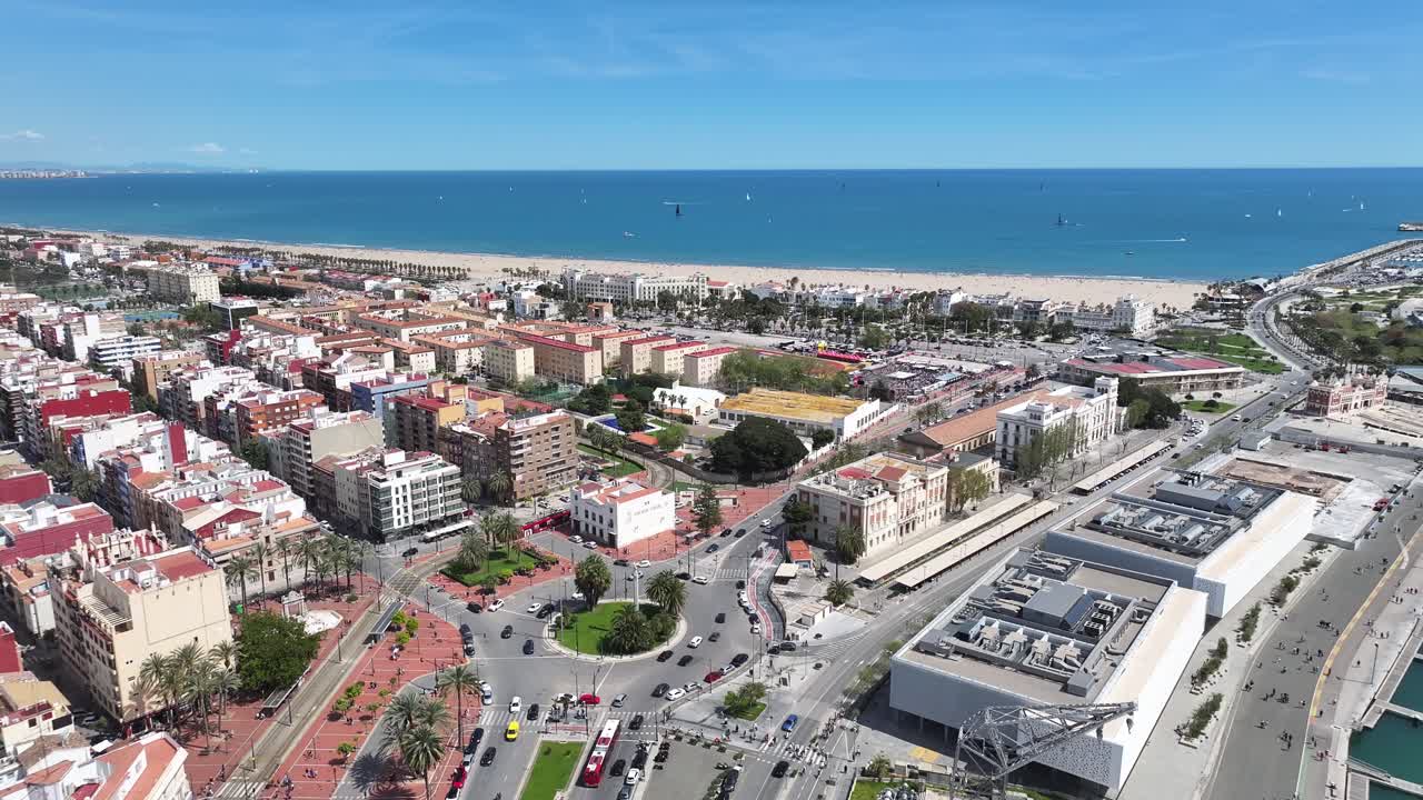 Spiaggia Las Arenas a Valencia, nella comunità valenciana, Spagna. Spiaggia urbana. Paesaggio acquatico della baia. Centro città. Spiaggia Las Arenas a Valencia, nella comunità valenciana, Spagna. Paesaggio rilassante