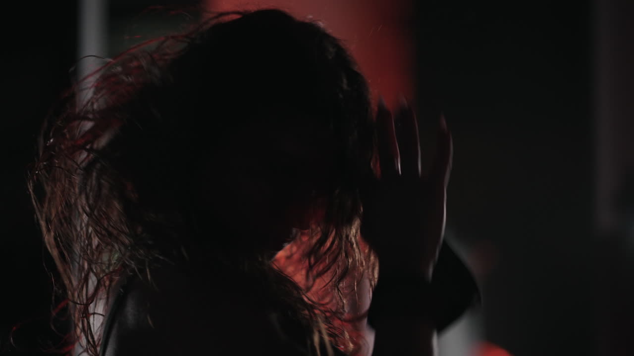 joven deportiva hermosa mujer sexy bailando en ropa interior en el suelo y banco de gimnasio en aceite