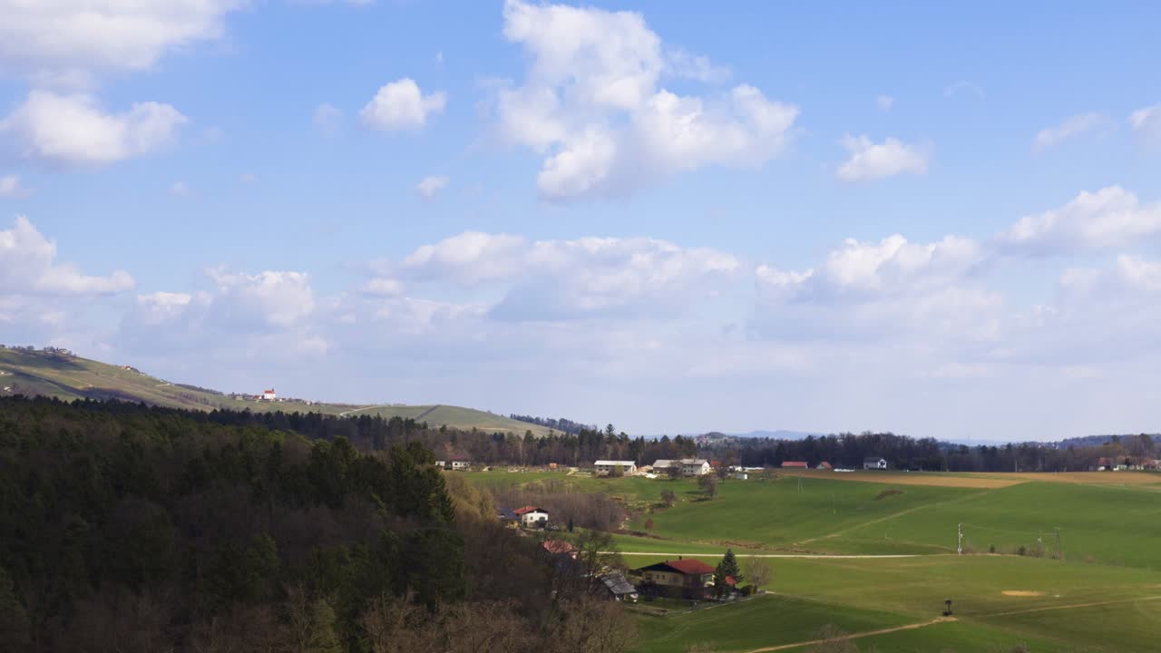 Pohybující se mračna nad venkovskou krajinou, letecký hyperčasosběr mraků nad lesy Pohorí, Slovinsko poblíž Mariboru