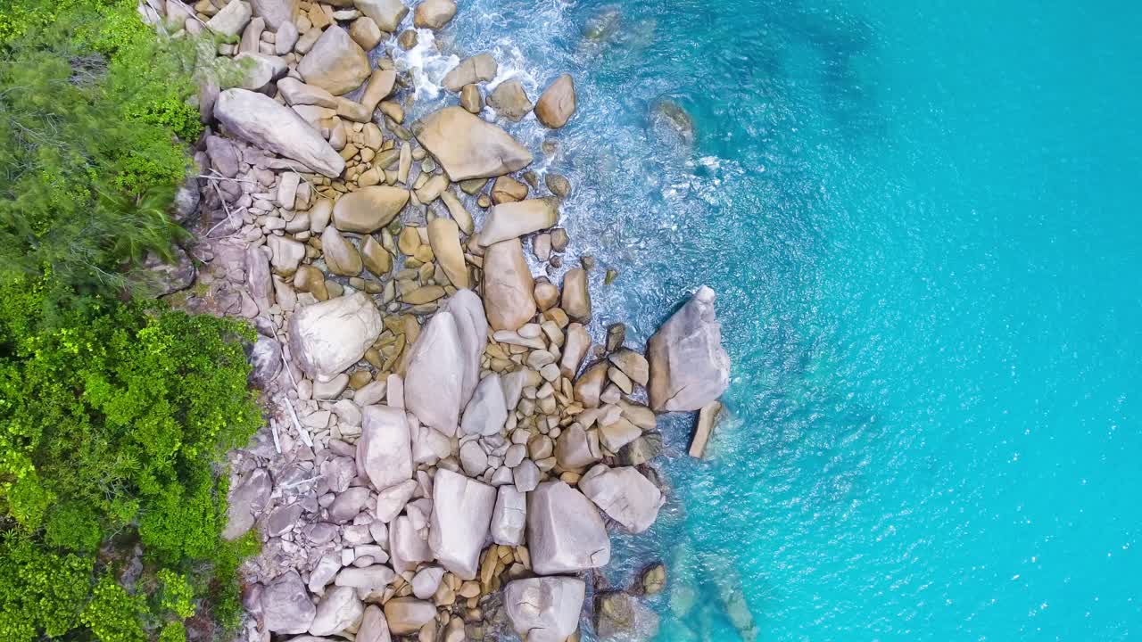 riprese aeree della riva del mare e delle montagne