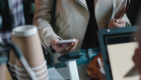 hermosa mujer asiática haciendo pagos sin contacto usando un teléfono inteligente transferencia de dinero móvil comprando café en un café disfrutando del servicio en un restaurante
