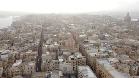 Vuelo-Lento-A-Gran-Altitud-Sobre-El-Casco-Antiguo-De-Malta-Valletta-Centro-Histórico-De-La-Ciudad-En-La-Neblina