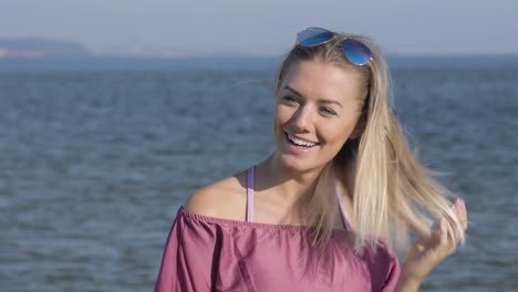 Sonrisa-Tímida-De-Una-Mujer-Bonita-En-La-Playa