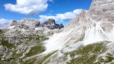 意大利多洛米特山脈的拉瓦雷多山脈 (tre cime di lavaredo) 的空中景色