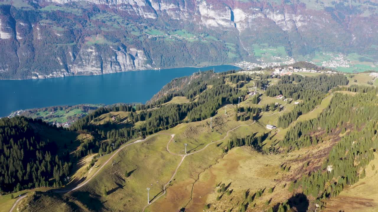 toma de establecimiento del lago walensee con un remonte que opera en el valle de abajo