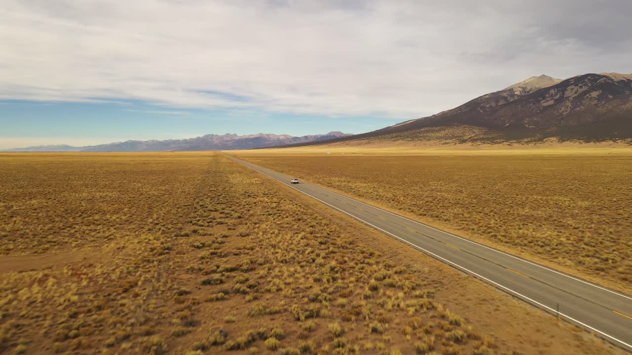 산골짜기 비포장 도로에서 운전하는 자동차는 공중 촬영 4k를 비행합니다.