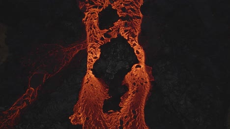 increíble río de lava roja que fluye a través de rocas volcánicas, islandia
