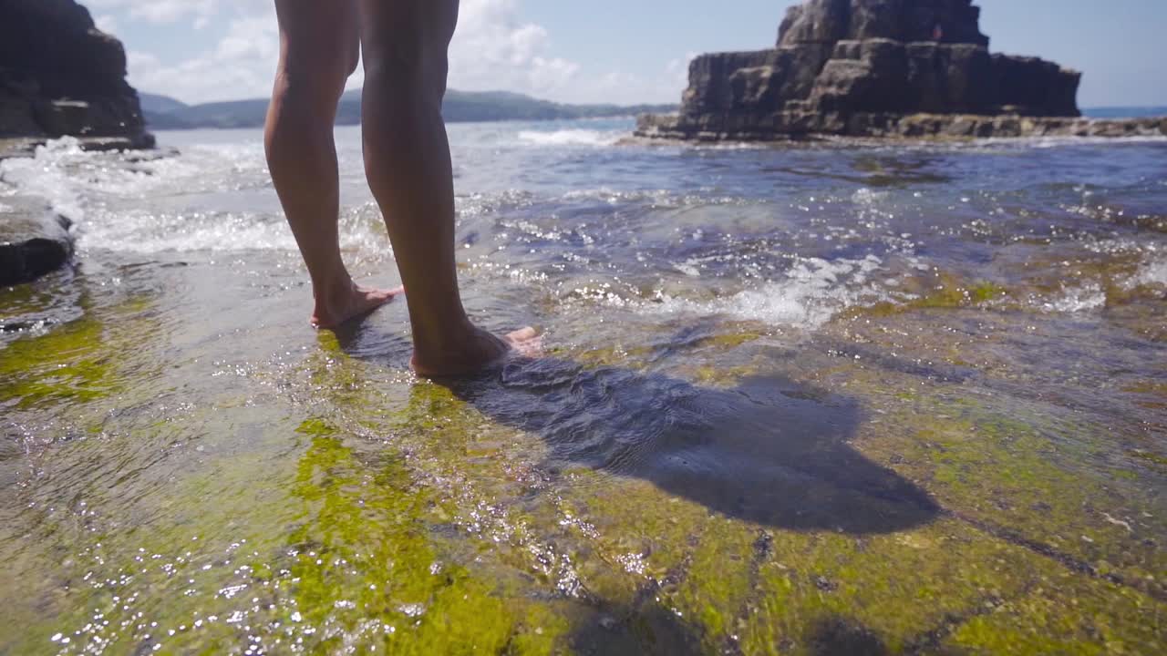 Piedi che entrano in mare al rallentatore