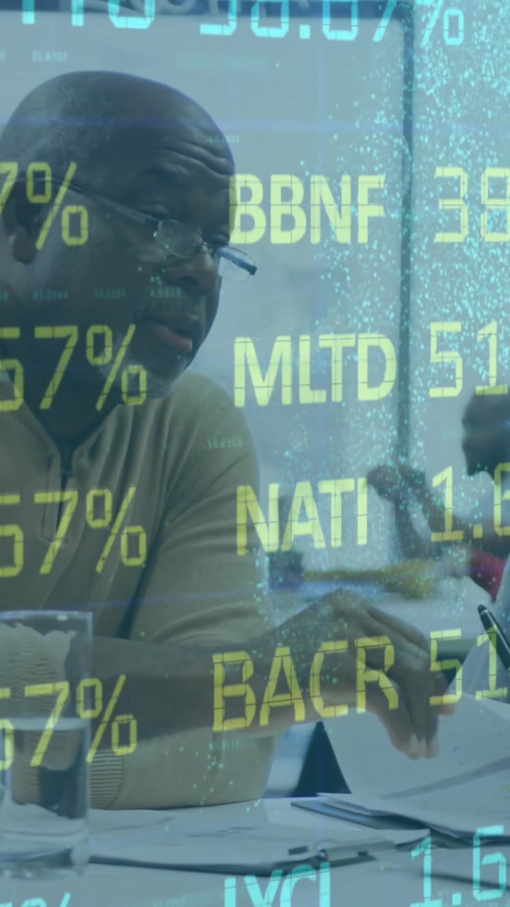 Animazione dell'elaborazione di dati finanziari su diverse persone in ambito business