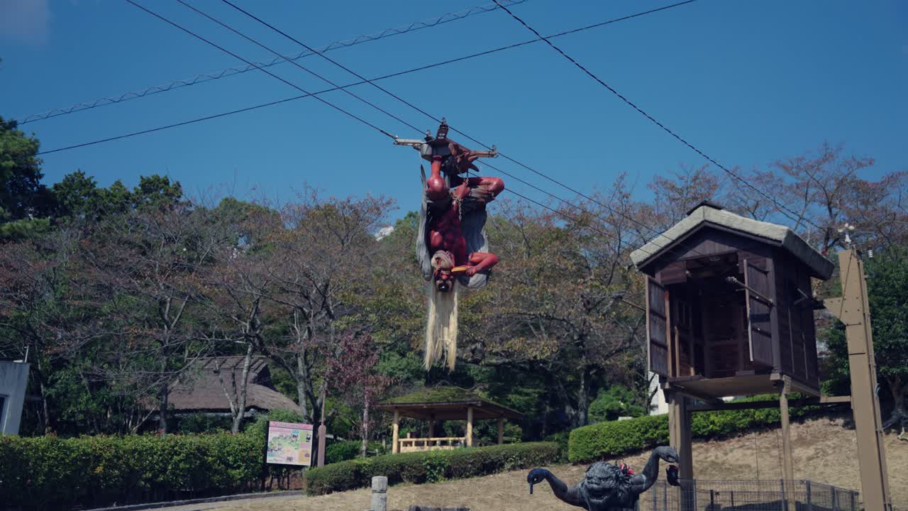 exhibición japonesa de tengu yokai en el parque tsujikawa, fukusaki, japón