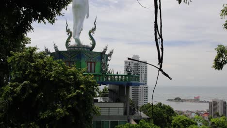 Impresionante-Figura-Budista-Blanca-En-Un-Punto-De-Vista-Tailandés-En-Chonburi,-Tailandia