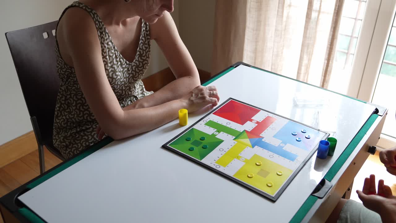 Jugando al parchís