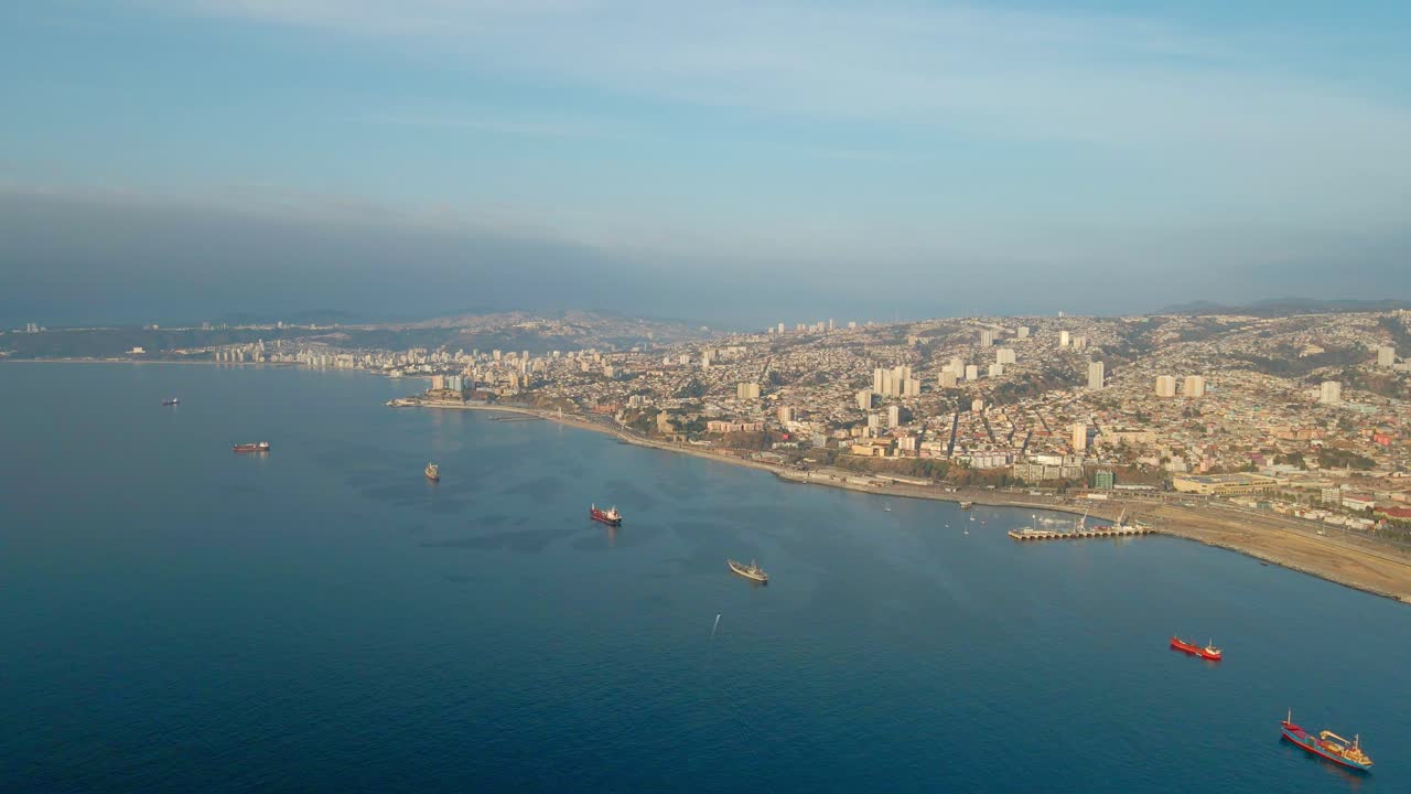 plataforma rodante aérea en la pintoresca ciudad de valparaíso en la ladera y barcos de carga navegando en el mar cerca de la costa, chile