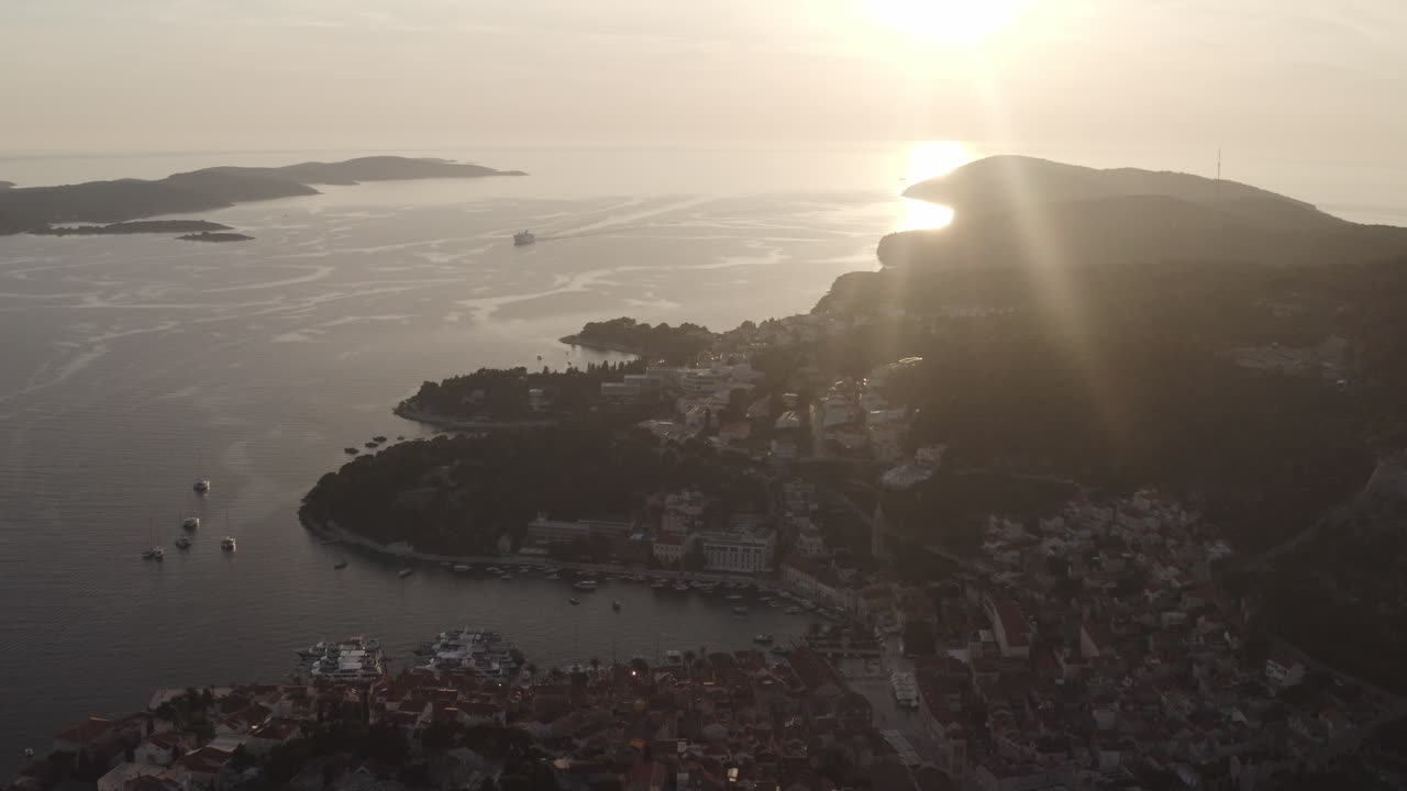 아름다운 일몰, hvar의 마을, hvar 섬.