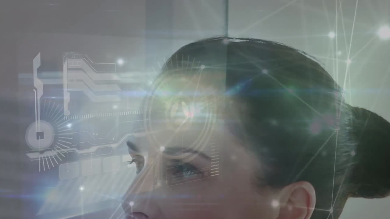 animación de la mujer caucásica sobre el procesamiento de datos