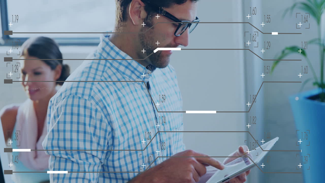 animación del procesamiento de datos financieros sobre diversas personas de negocios en la oficina