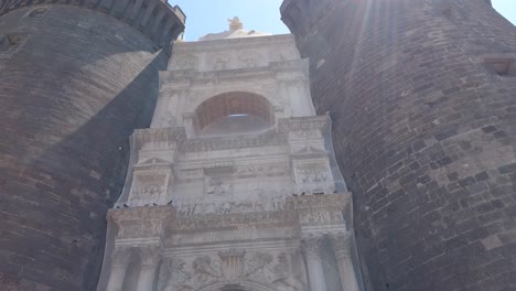 entrada principal castel nuovo en nápoles, italia, arco triunfal entre dos altas torres redondas
