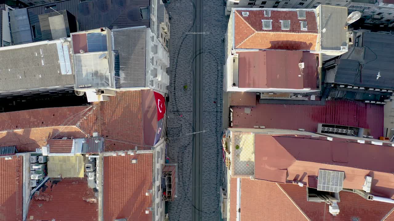 воздушный вид проспект истиклал, таксим бейоглу, с дроном из стамбула нет людей, ковид-19 пандемия комендантский час улица истикалал.