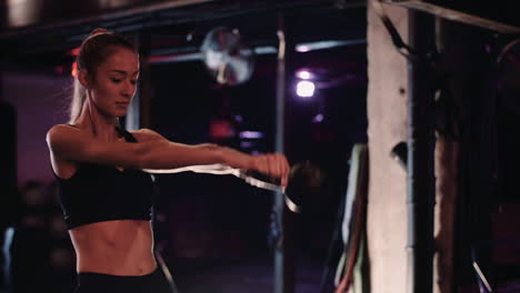 Cámara-Lenta-De-Determinada-Atleta-Femenina-Haciendo-Ejercicio-Con-Pesas-Rusas-Durante-El-Entrenamiento-Físico