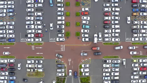vista aérea de un estacionamiento ocupado