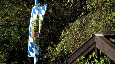 Cerca-De-La-Bandera-Bávara-Ondeando-En-El-Viento-Frente-A-Una-Casa-De-Verano,-Alemania