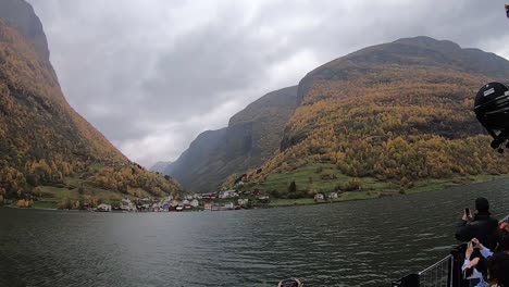 Navegando-Por-Los-Fiordos-De-Noruega