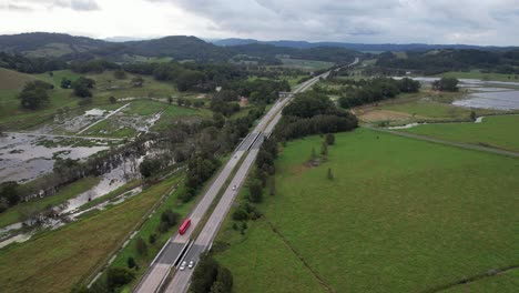 Tráfico-Diurno-En-La-Autopista-Del-Pacífico-A-Través-De-Prados-En-Tanglewood,-Nueva-Gales-Del-Sur,-Australia