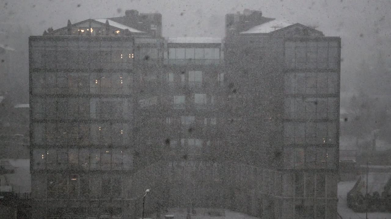 edificio de apartamentos moderno en la nieve pesada