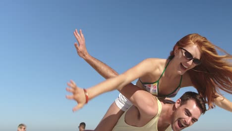 amigos adultos jóvenes divirtiéndose en la playa 4k