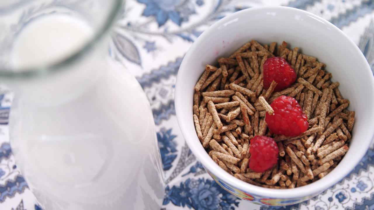 Bastoncini di crusca di cereali con lamponi in una ciotola 4k
