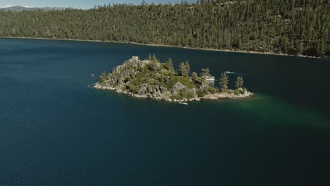 imágenes aéreas de una isla en el lago tahoe.