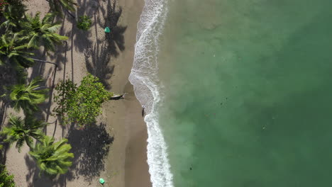 Vista-Aérea-De-Arriba-Hacia-Abajo-Sobre-La-Playa-De-Montesinos,-Santo-Domingo