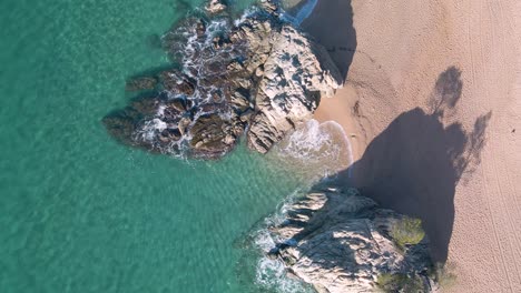 Imagen-Aerea-De-La-Playa-De-La-Costa-Brava