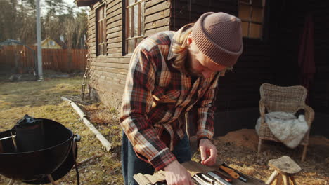 hombre preparando cuchillos para cocinar barbacoa