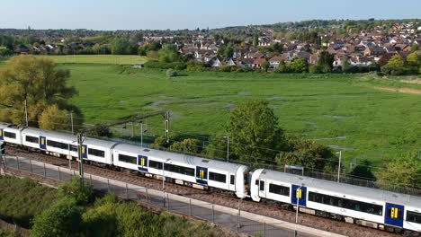 Luftaufnahme-Eines-Zuges,-Der-In-Einem-Dorf-In-Der-Britischen-Landschaft-Ankommt