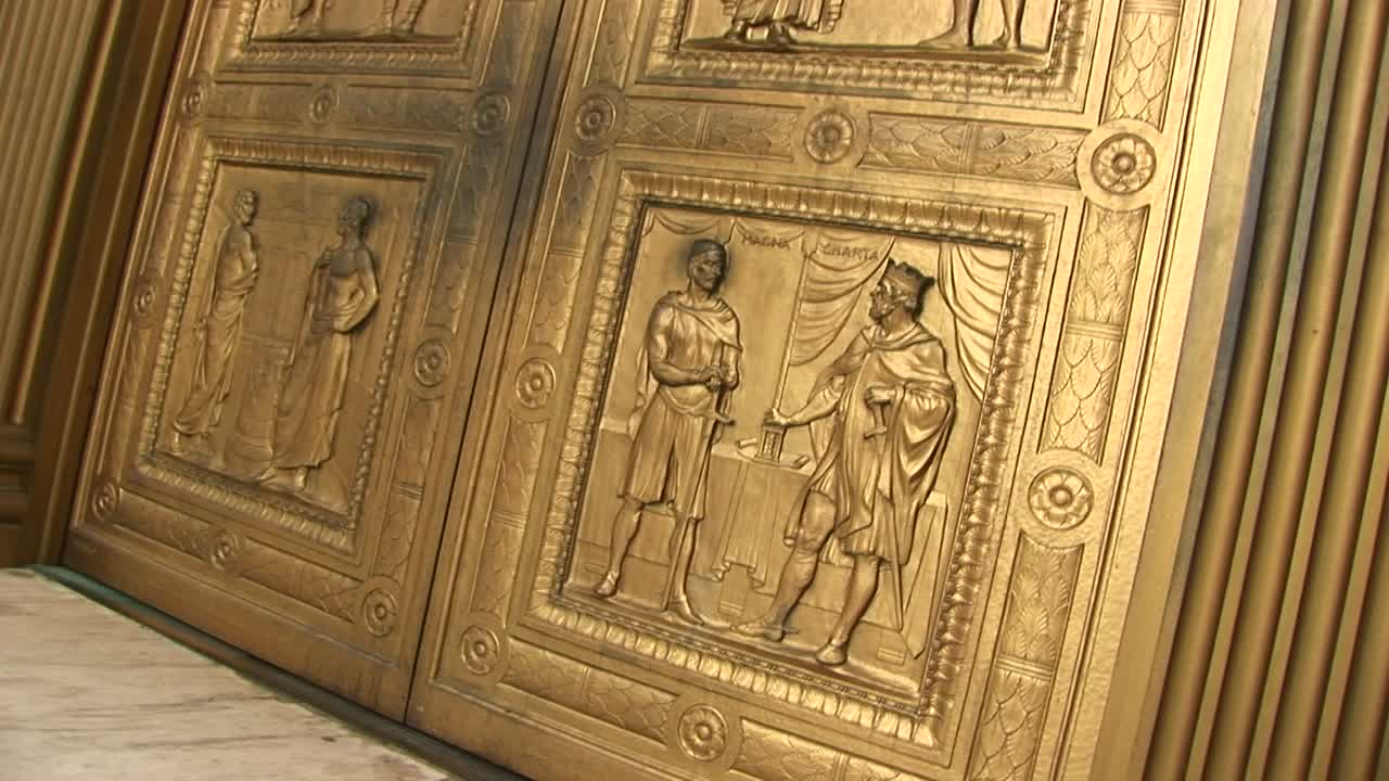 vista panorámica de las esculturas de bronce en las puertas de entrada oeste de la corte suprema