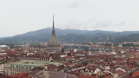 tejados coloridos y edificio emblemático con torre majestuosa, vista aérea de la ciudad de turín