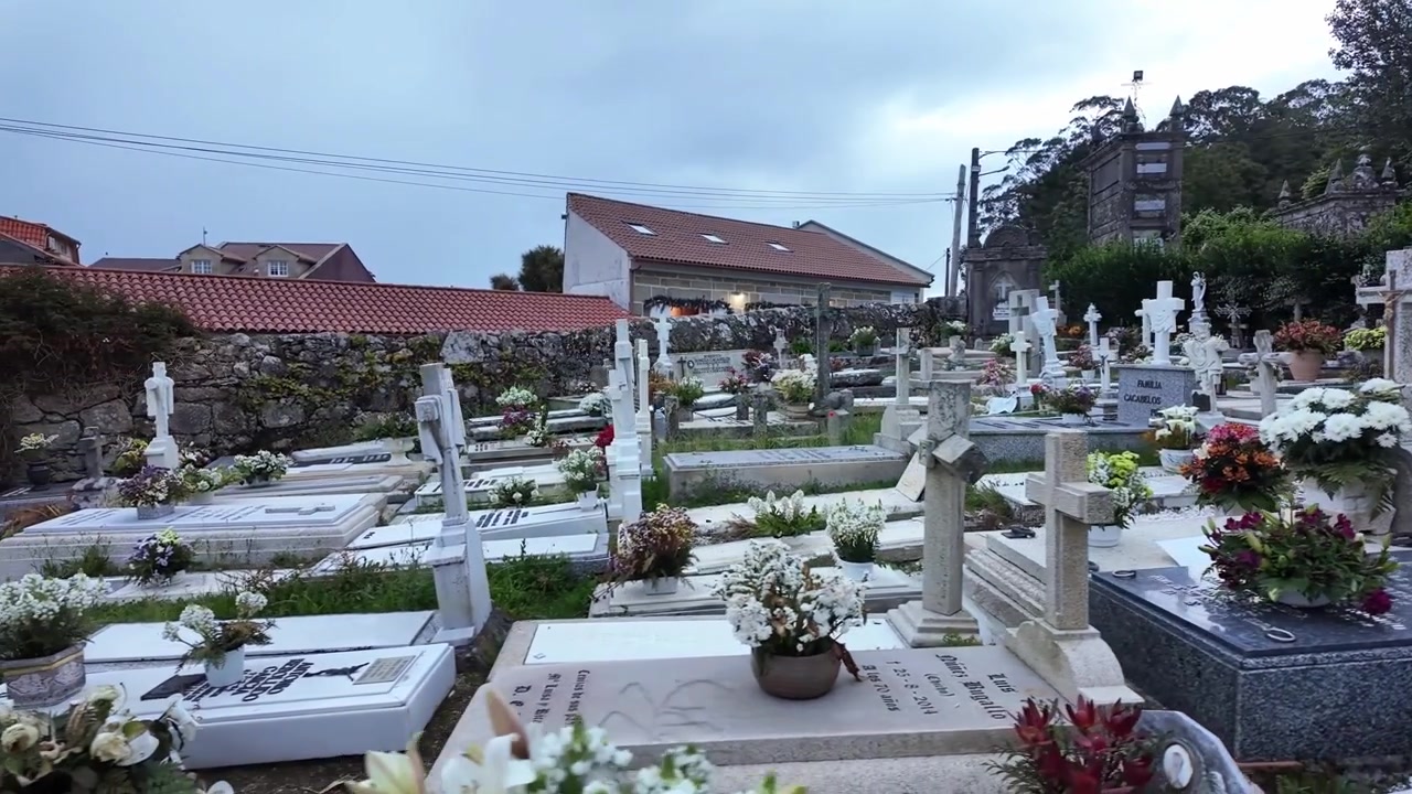 Cimitero di Cambados con croci e tombe tradizionali in pietra a Pontevedra, Galizia, Spagna.