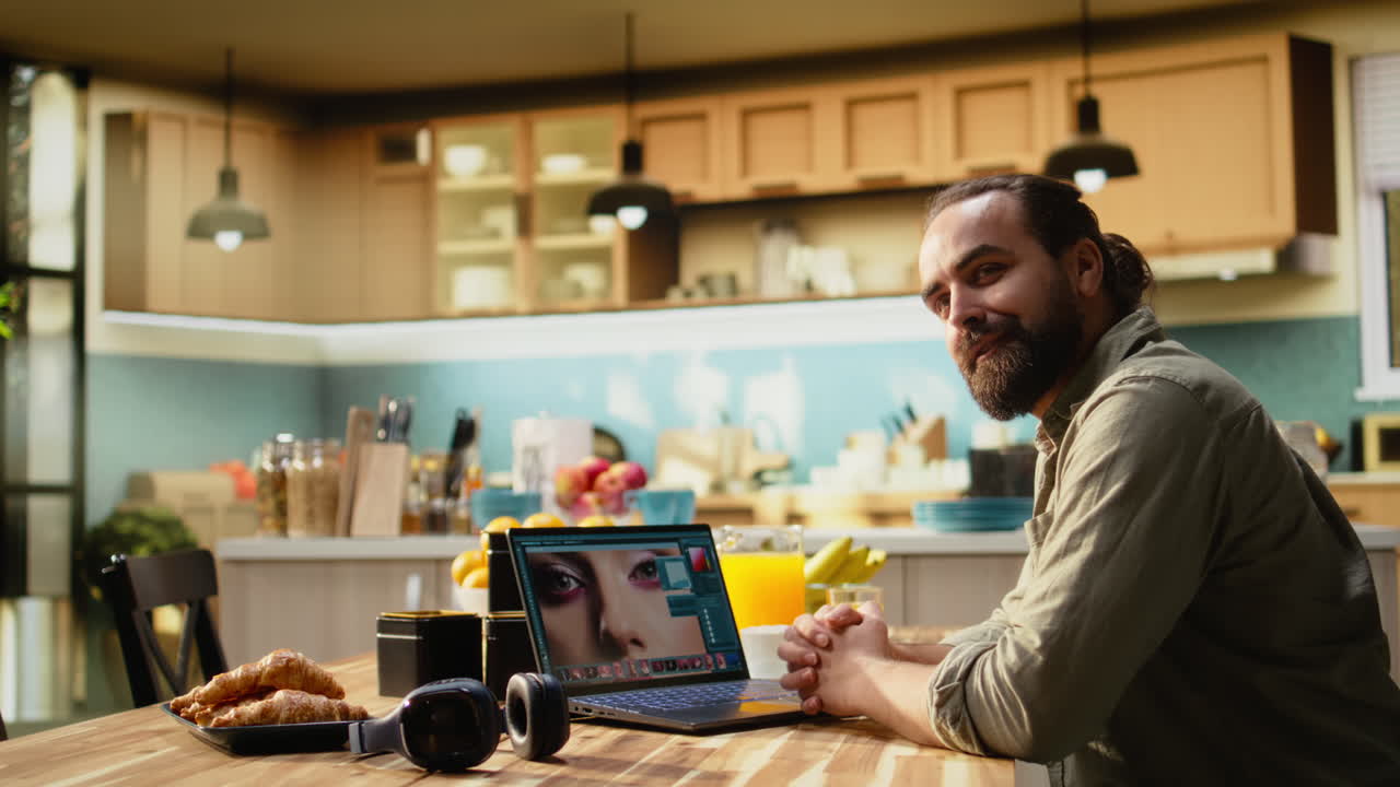 Fotografo professionista che lavora da remoto e modifica le foto sul laptop