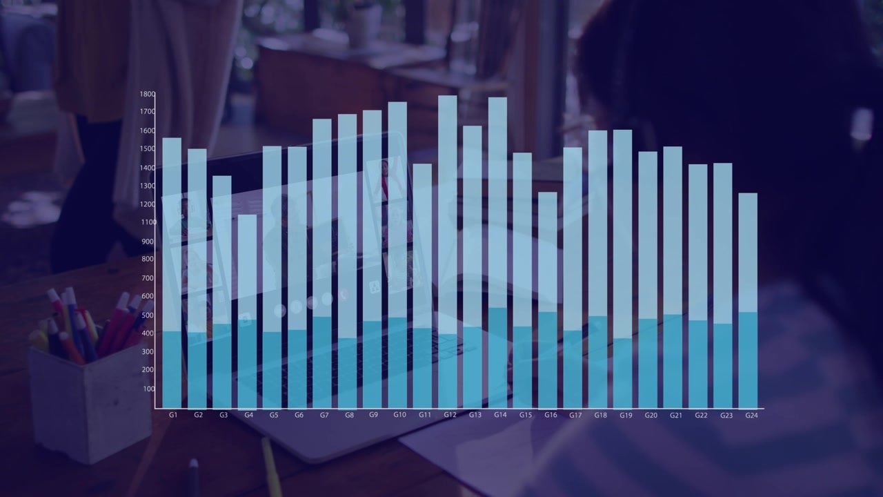 Grafico a barre animato sovrapposto a una persona che lavora al laptop