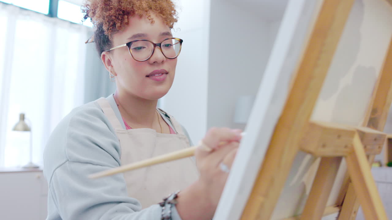 Kunst, creativiteit en vrouw die schildert op doek