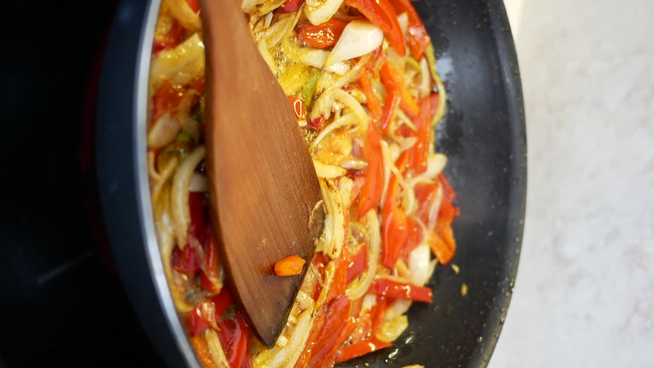 cocinar verduras en una sartén
