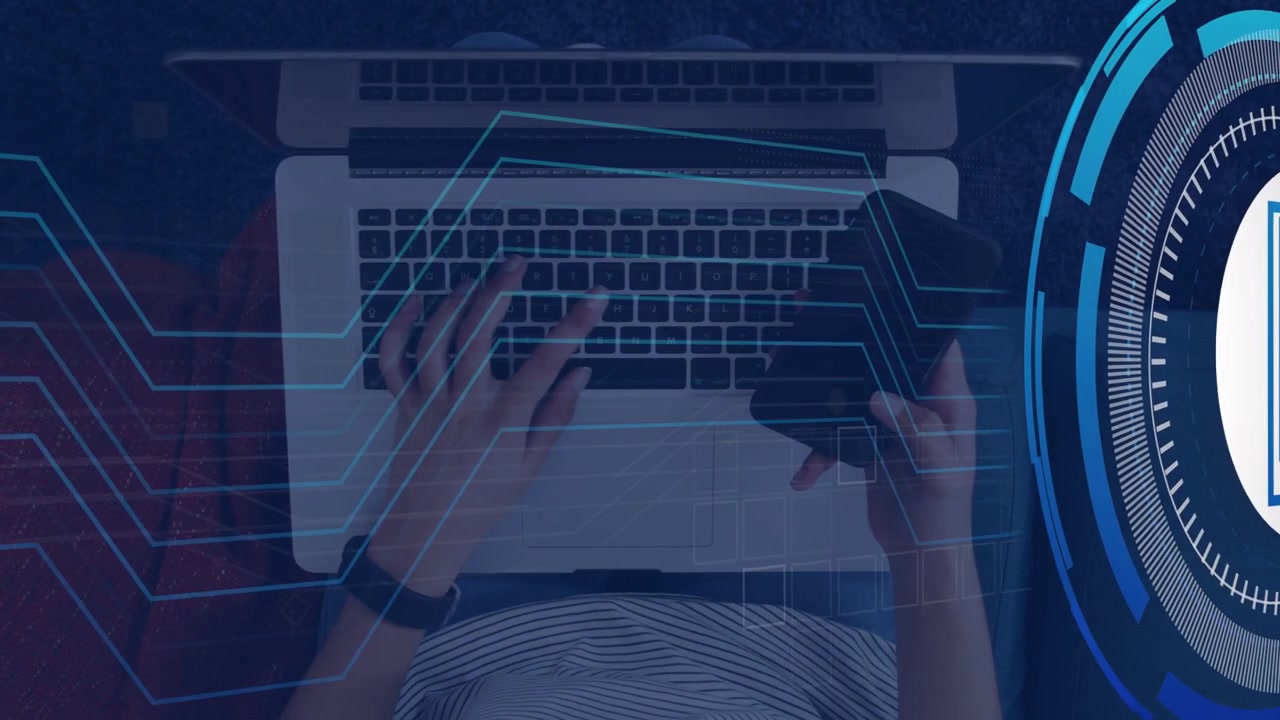 Donna che digita al portatile sulle ginocchia, tenendo in mano il telefono, che visualizza uno scudo HUD e circuiti per la sicurezza dell'accesso