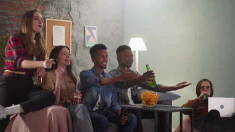 Los-Aficionados-Al-Deporte-Positivos-Apoyan-Al-Equipo-De-Baloncesto-Viendo-El-Partido.